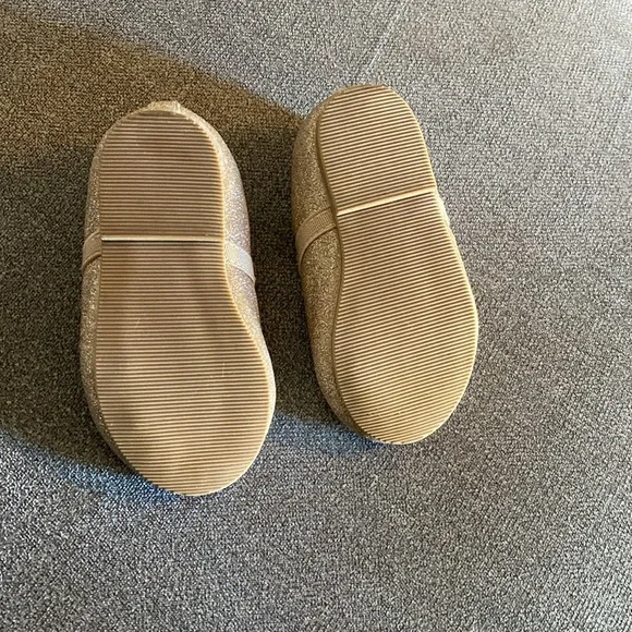 Gold sparkly baby/toddler shoes size 4 - Picture 2 of 3